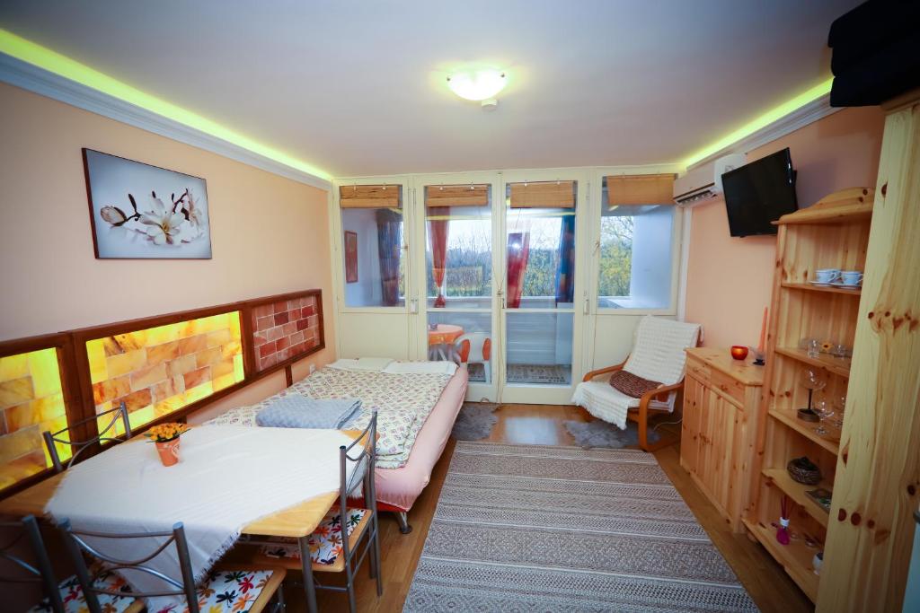 sypialnia z dwoma łóżkami i telewizorem w obiekcie Mamma Mia Apartmanok w mieście Harkány
