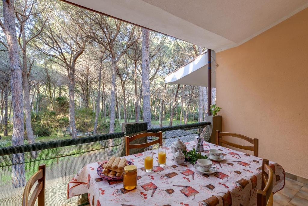 a table on a balcony with a view of trees at Villa del Maestro in Narbolia