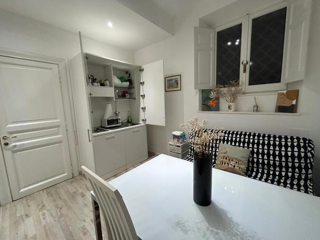 A kitchen or kitchenette at URBE - Delizioso appartamento Quartiere Coppedè