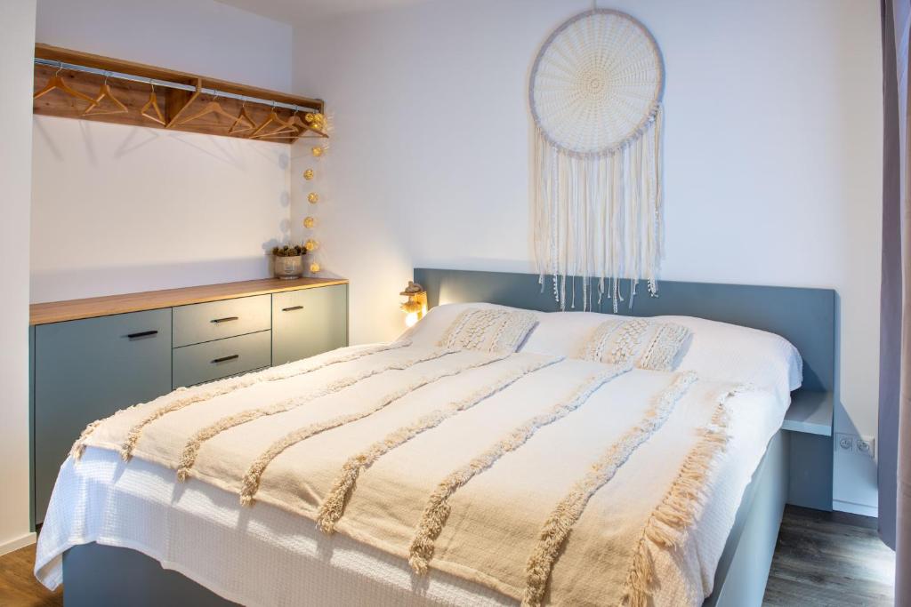 1 dormitorio con 1 cama con edredón blanco en CARI APARTMENTS, Hillside, en Dolný Kubín