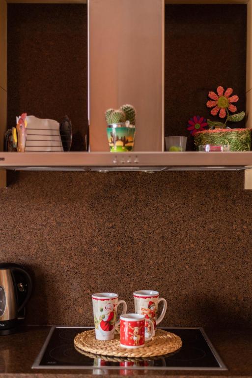 Příslušenství pro přípravu čaje a kávy v ubytování DimSim Home-Σπίτι με όνομα