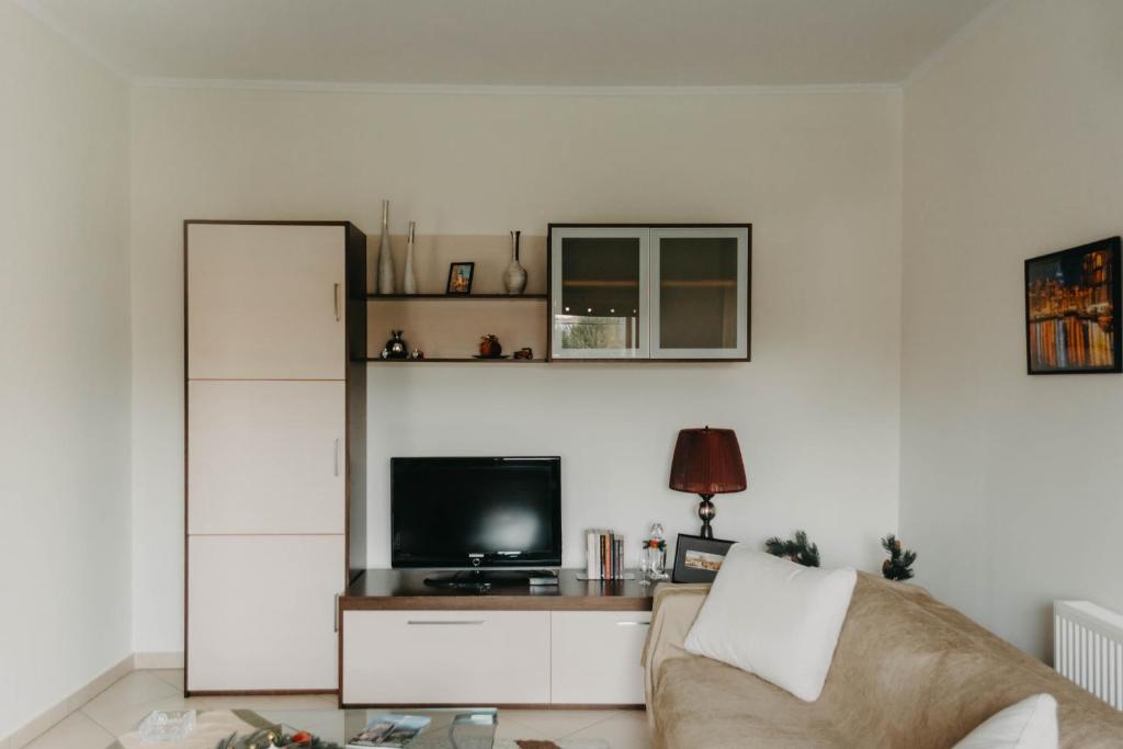 TV a/nebo společenská místnost v ubytování DimSim Home-Σπίτι με όνομα