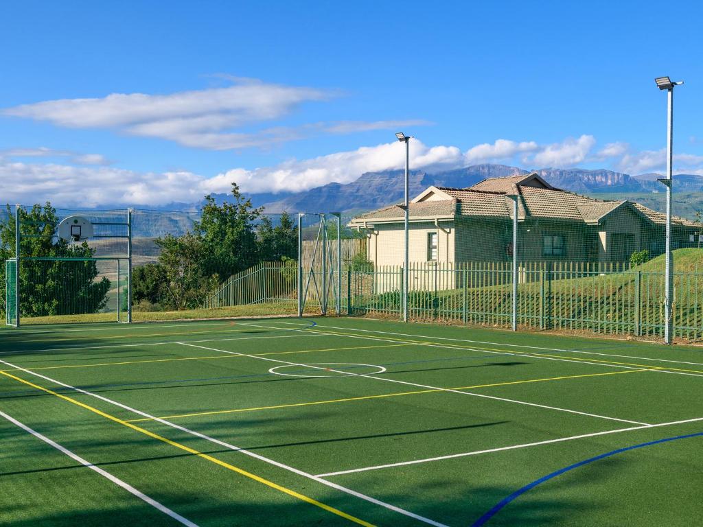 Tenis a/nebo squash v ubytování Cayley Mountain Resort nebo okolí