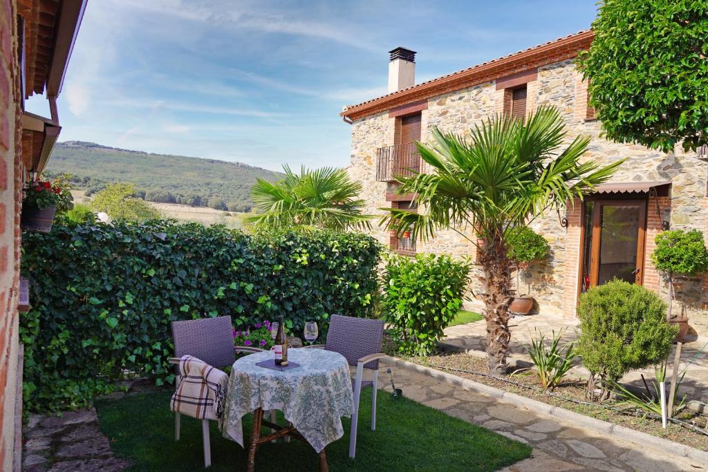 Aldeanueva de la Sierra的住宿－Los Monteros Sierra de Francia，花园内桌椅,花园内有一座建筑