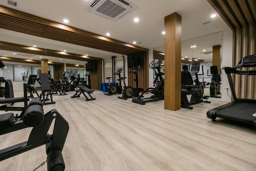 Centrum fitness w obiekcie Unbelievable 3 bed Apt in ONE RESIDENCES RDR263