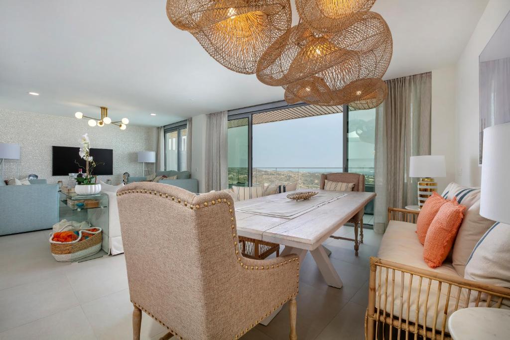 jadalnia ze stołem i kanapą w obiekcie Unbelievable 3 bed Apt in ONE RESIDENCES RDR263 w mieście La Cala de Mijas
