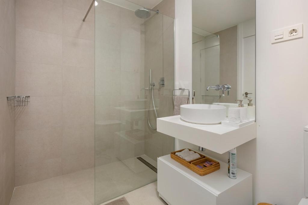 biała łazienka z umywalką i prysznicem w obiekcie Unbelievable 3 bed Apt in ONE RESIDENCES RDR263 w mieście La Cala de Mijas