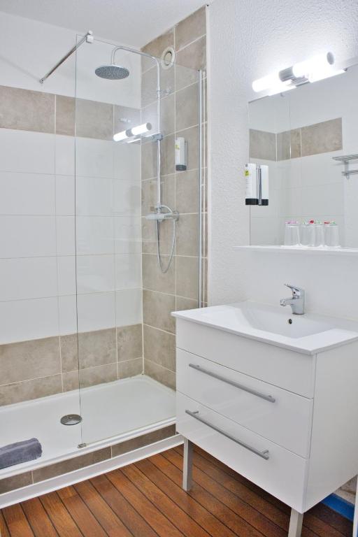 Cit'Hotel des 2 Golfs - 带有港口的双室