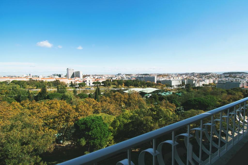 einen Balkon mit Stadtblick in der Unterkunft SANA Rex Hotel in Lissabon