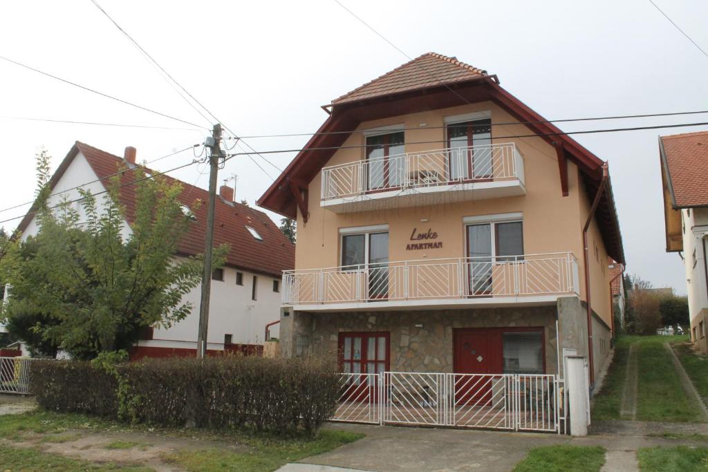 Cette grande maison dispose d'un balcon. dans l'établissement Lenke Apartmanház, à Balatonlelle