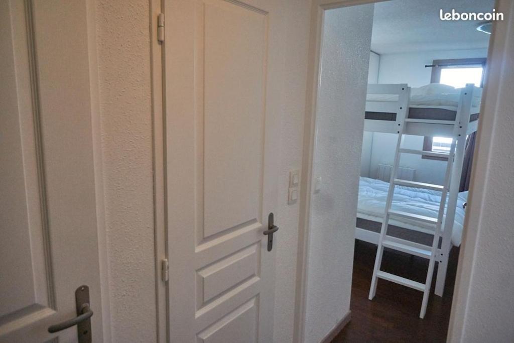 Kuchyňa alebo kuchynka v ubytovaní Appartement Hauteurs Super Besse - 4 personnes -Piscine & Garage
