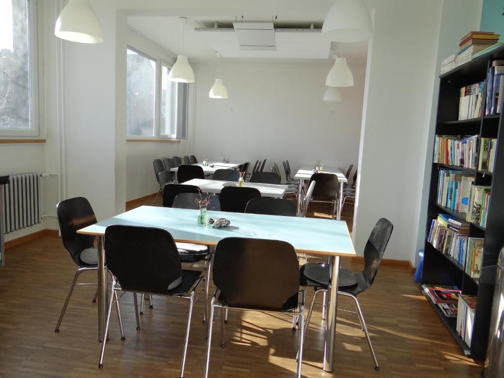 Knihovna v hostelu