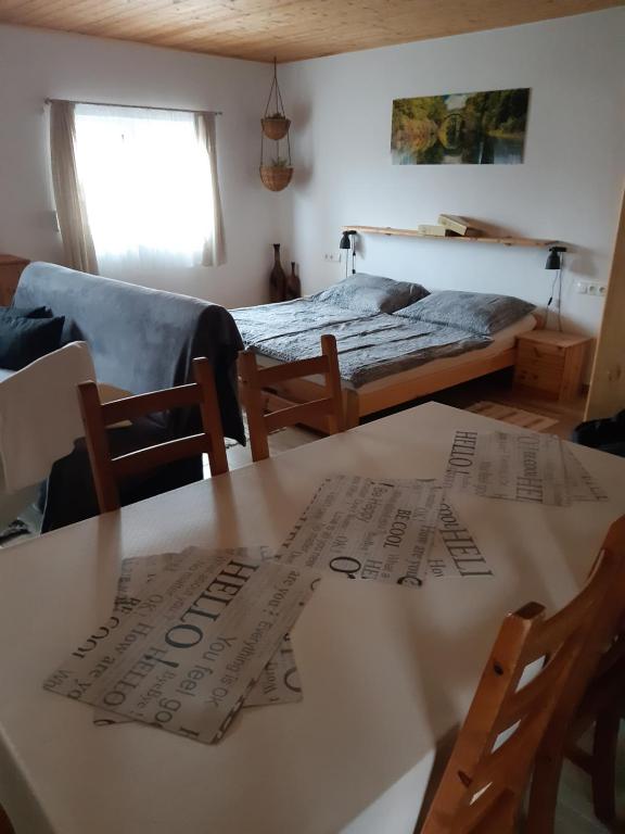 Postel nebo postele na pokoji v ubytování Ubytování v soukromí Klima
