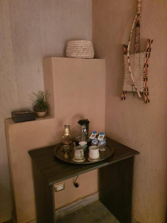 Příslušenství pro přípravu čaje a kávy v ubytování Sinam Desert Resort
