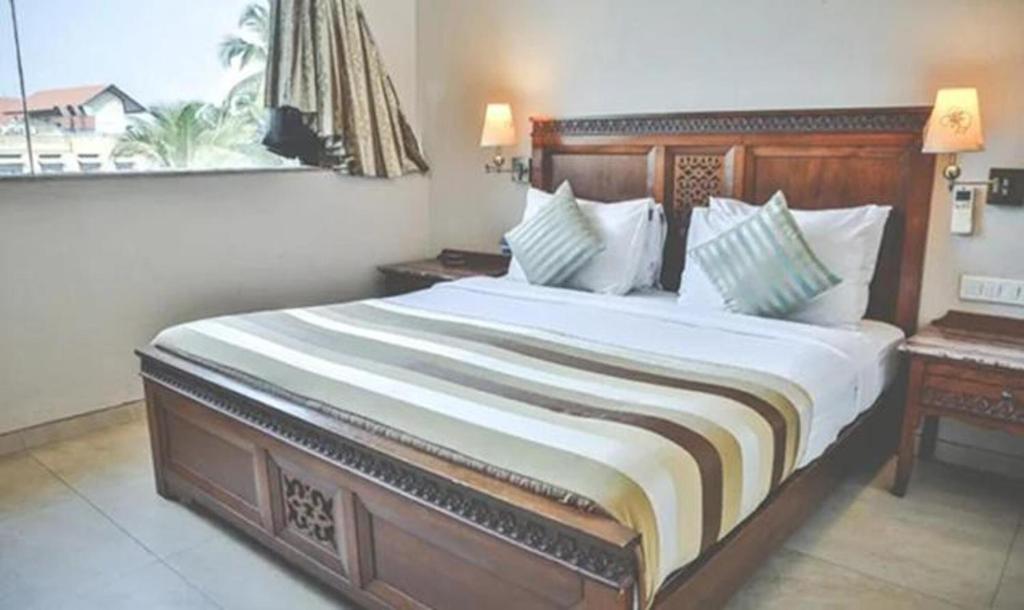 A bed or beds in a room at FabHotel Prime Neelam The Glitz