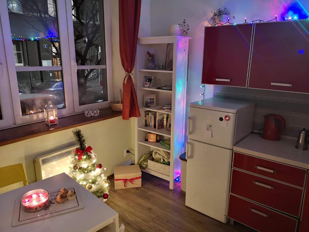 cocina con árbol de Navidad y nevera en Basic, quiet apartment close to Main Square, en Cracovia