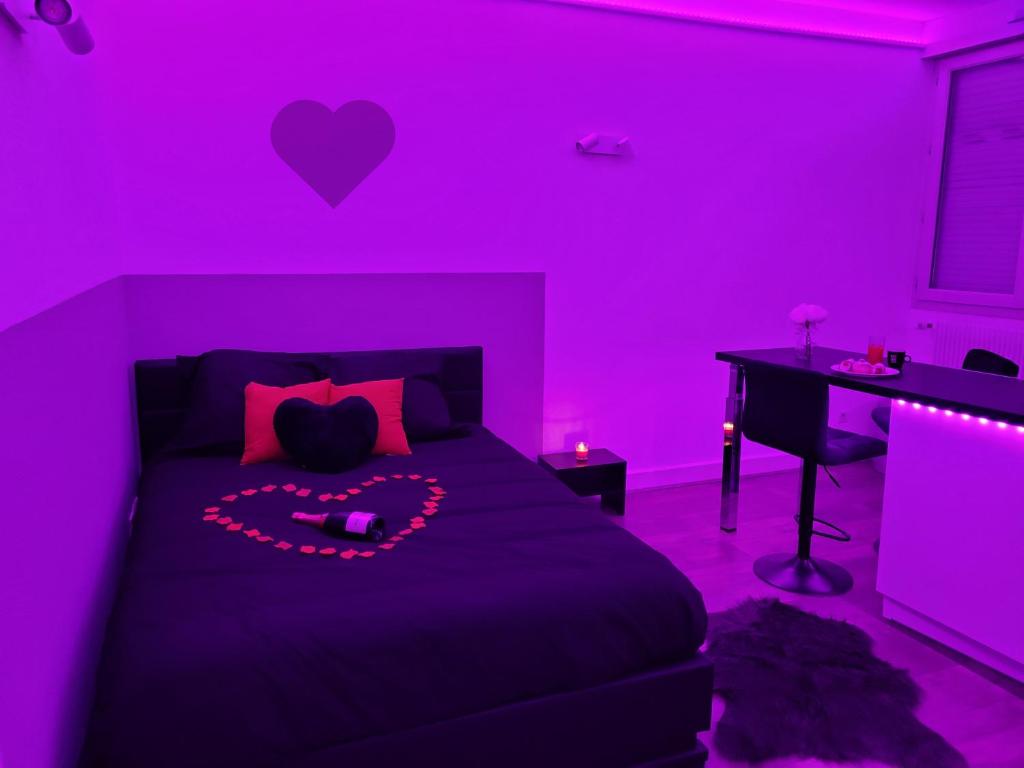 Łóżko lub łóżka w pokoju w obiekcie Appart'Hôtel de la Gare - Cocooning