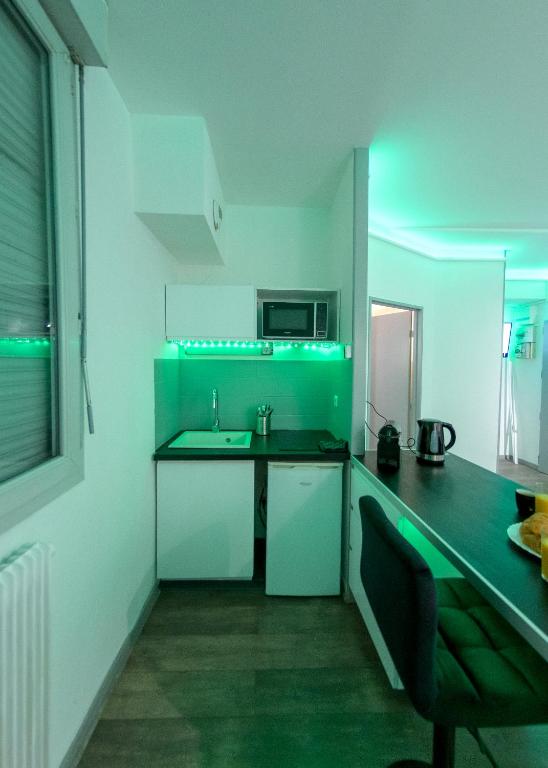 Kuchnia lub aneks kuchenny w obiekcie Appart'Hôtel de la Gare - Cocooning