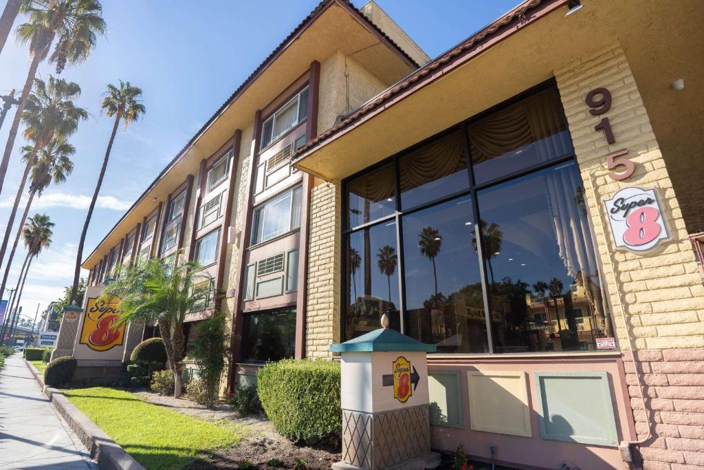Super 8 by Wyndham Anaheim/Disneyland Drive photo