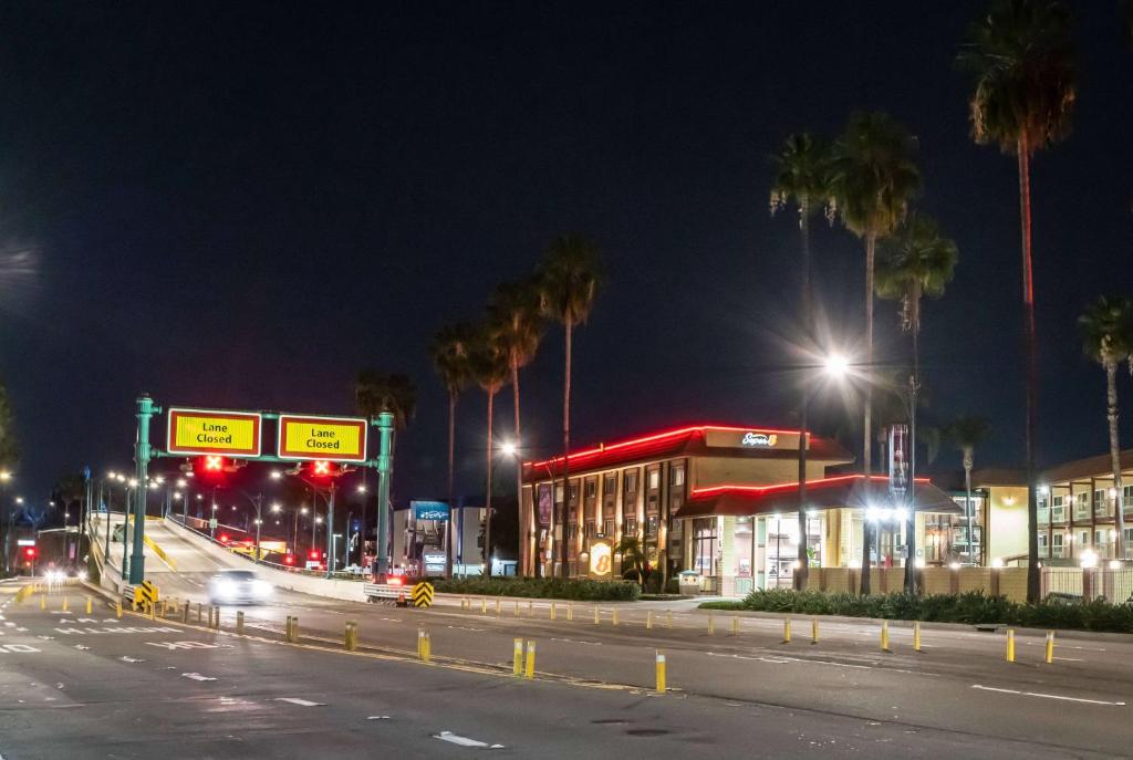 Super 8 by Wyndham Anaheim/Disneyland Drive photo