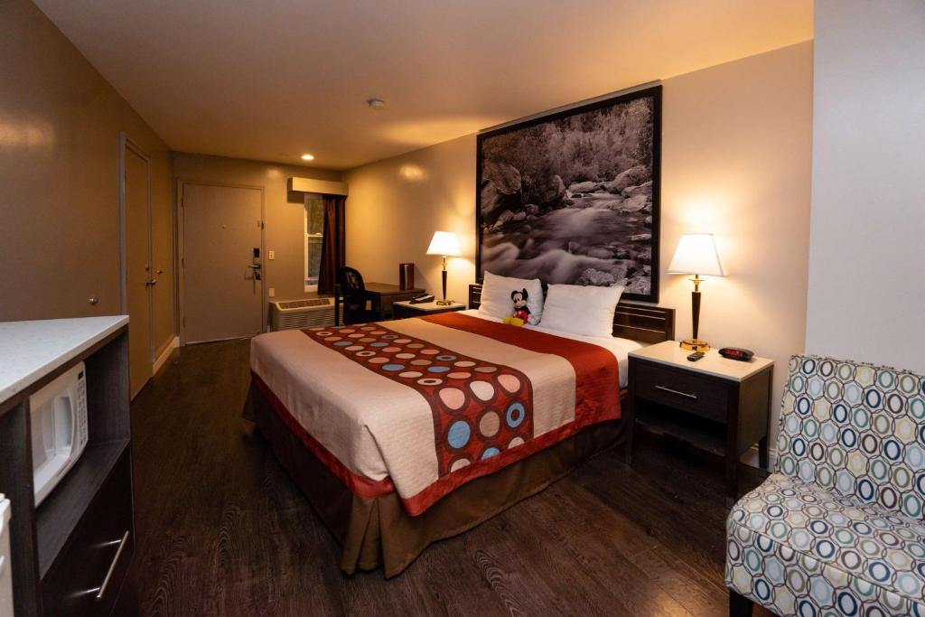 Super 8 by Wyndham Anaheim/Disneyland Drive photo