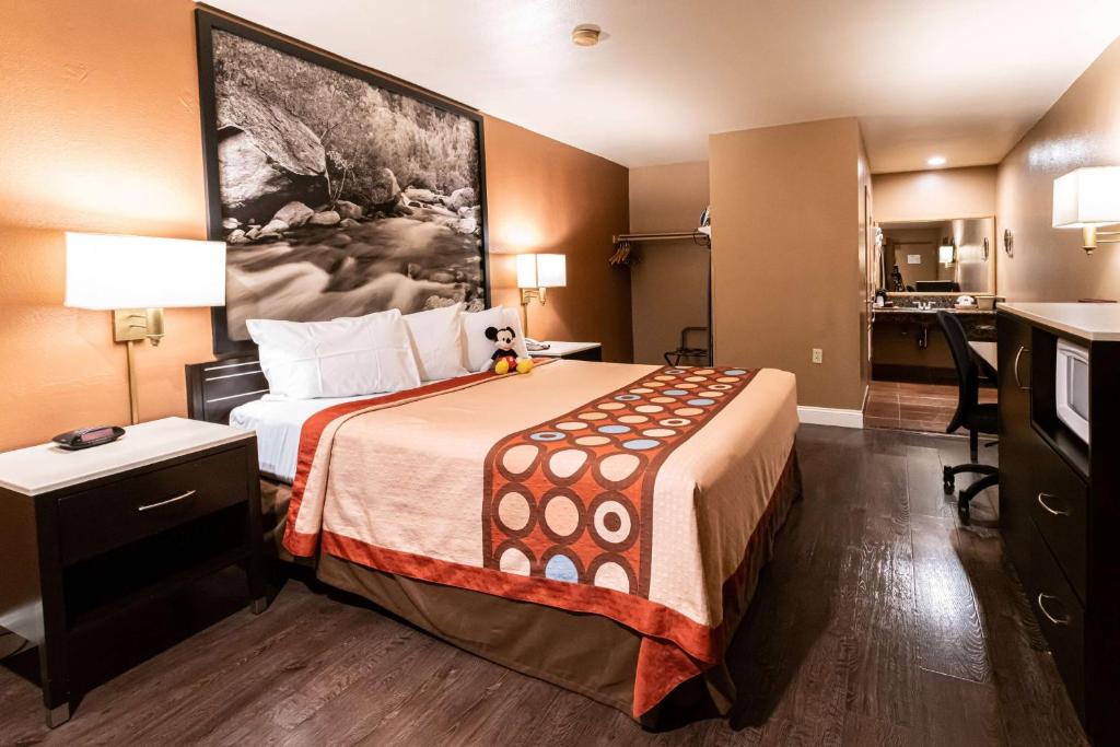 Super 8 by Wyndham Anaheim/Disneyland Drive - 