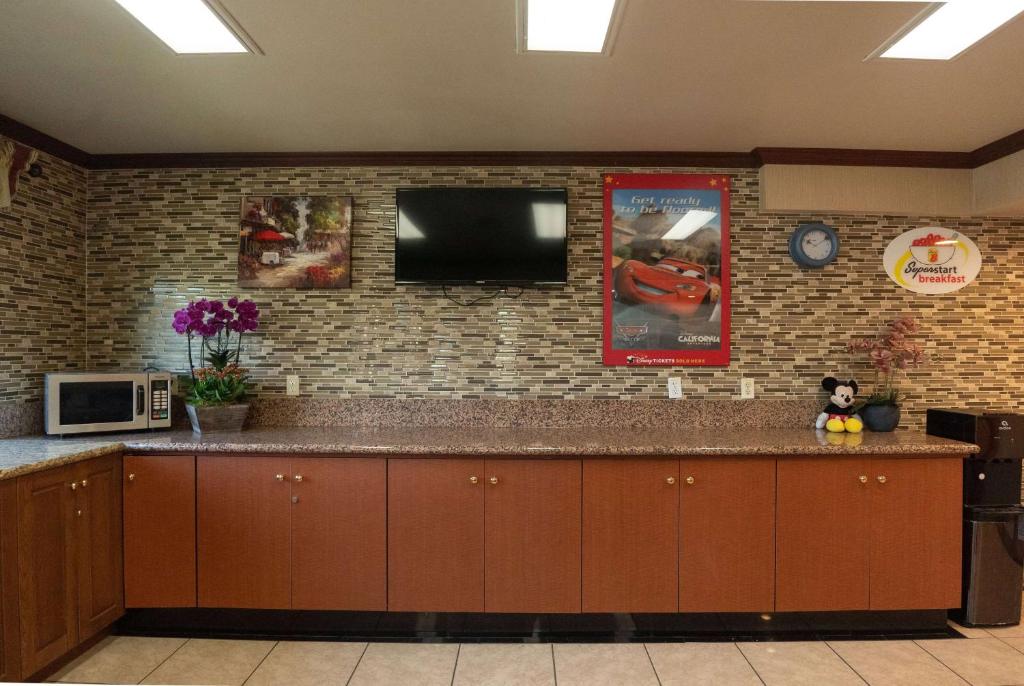 Super 8 by Wyndham Anaheim/Disneyland Drive photo