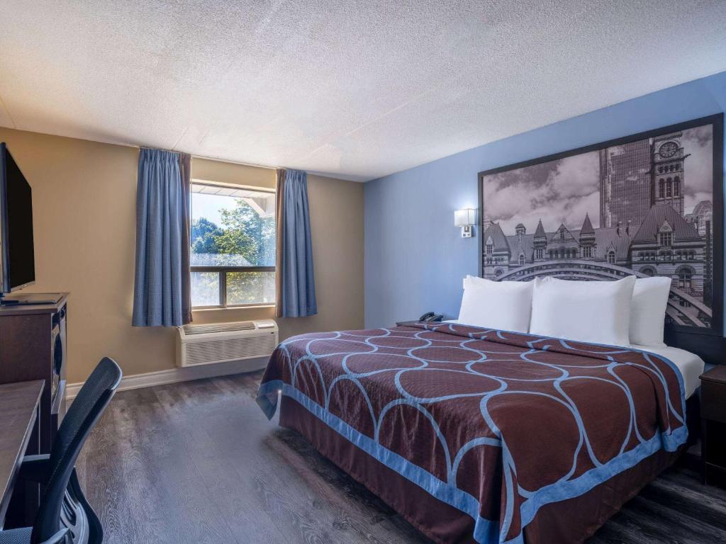 Postel nebo postele na pokoji v ubytování Super 8 by Wyndham Toronto East ON
