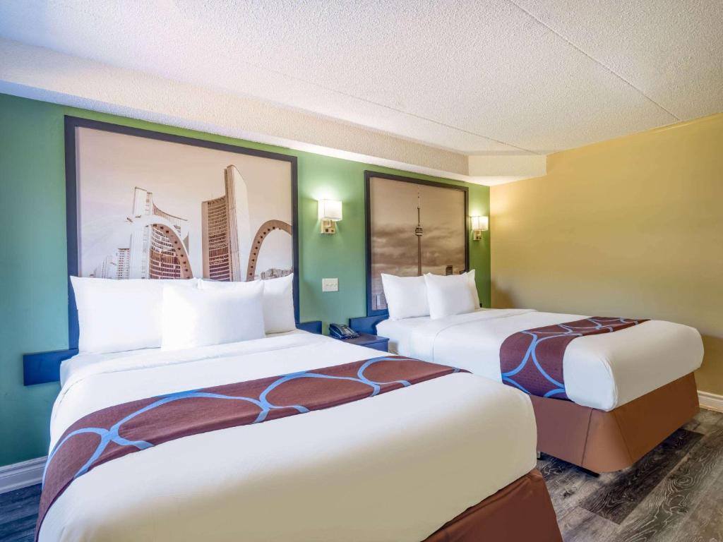 Postel nebo postele na pokoji v ubytování Super 8 by Wyndham Toronto East ON