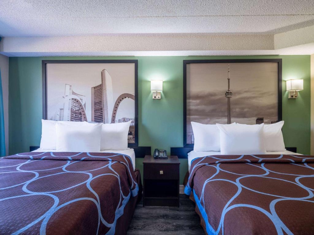 Postel nebo postele na pokoji v ubytování Super 8 by Wyndham Toronto East ON