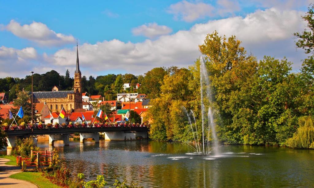 Widok na rzekę nieopodal tego apartamentu