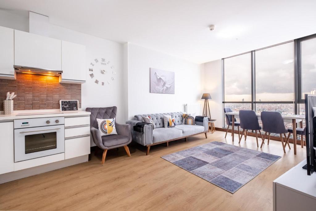 Charming Flat with City View in Atasehir