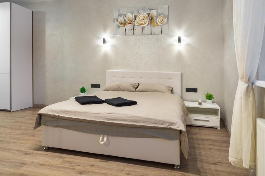 Säng eller sängar i ett rum på ЖК Светлопарк