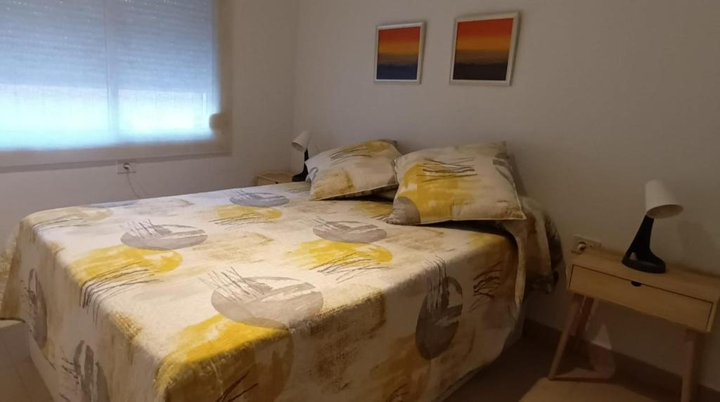 una camera da letto con un grande letto con una coperta sopra di Miramar Beach Apartment a El Médano