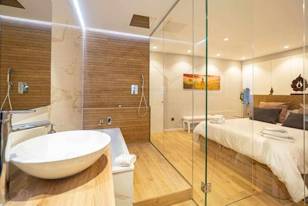 baño con bañera y cama en Dindurra Apartamento en Gijón