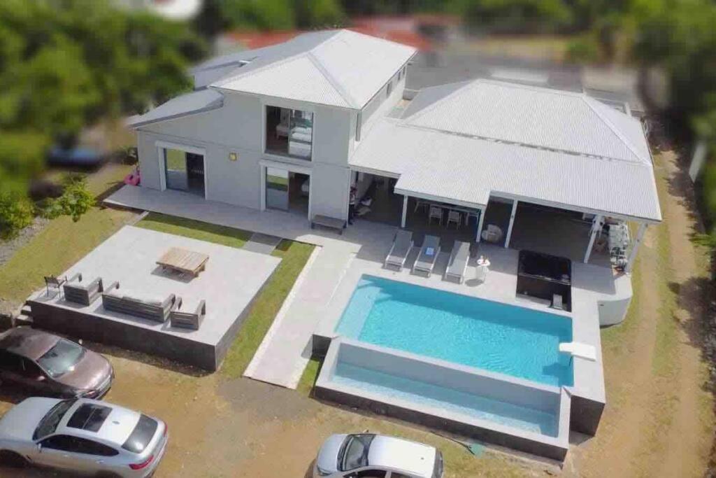薩萊比梅的住宿－VILLA ELA - Jolie villa avec piscine chauffée et jacuzzi，一座带游泳池的房子的模型