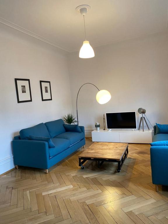 Televízia a/alebo spoločenská miestnosť v ubytovaní Hop l’appart