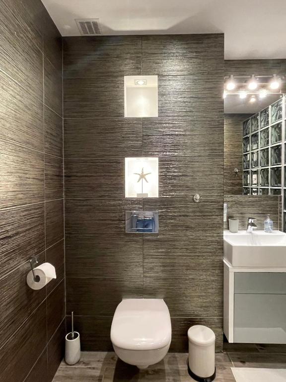 Kúpeľňa v ubytovaní Nowoczesny Apartament z widokiem na rzekę i jezioro