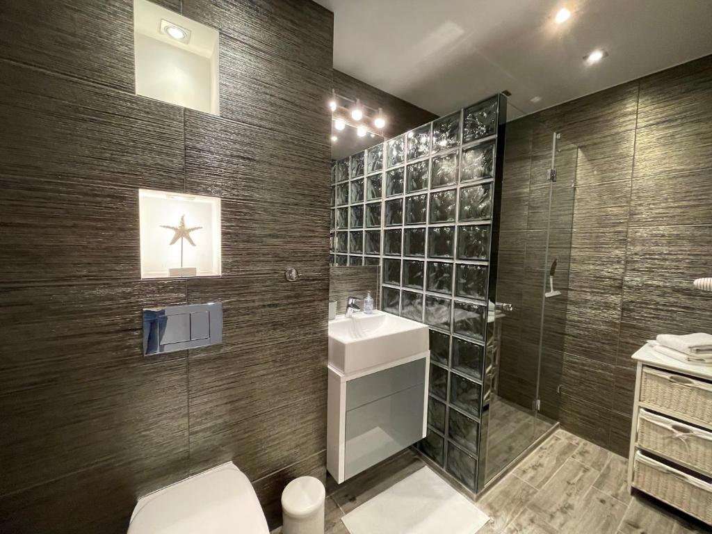 Kúpeľňa v ubytovaní Nowoczesny Apartament z widokiem na rzekę i jezioro