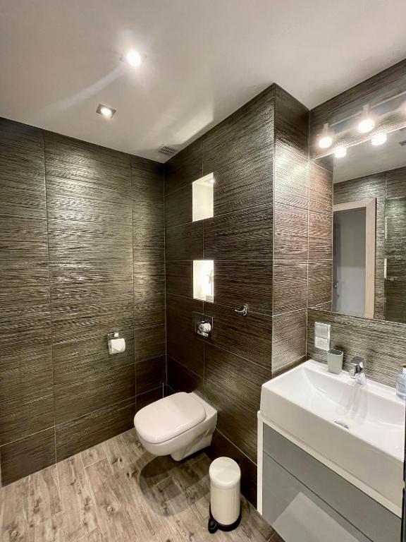 Kúpeľňa v ubytovaní Nowoczesny Apartament z widokiem na rzekę i jezioro