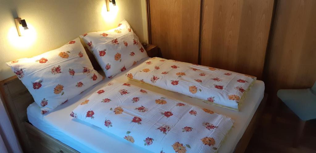 Postel nebo postele na pokoji v ubytování Haus Mansaura