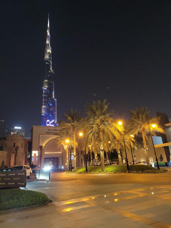 una vista del edificio más alto del mundo por la noche en Burj Dubai Area - 5min Walk - Luxury 2 Bedroom Apartment, en Dubái