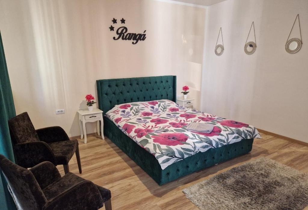 1 Schlafzimmer mit einem Bett und 2 Stühlen in der Unterkunft RANGA Green Studio in Bukarest