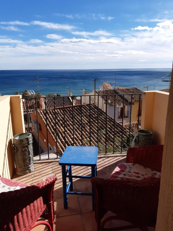 einen blauen Tisch auf einem Balkon mit Meerblick in der Unterkunft Isla bonita vielle ville pietonier jusqu à la plage a 1 mn in Villajoyosa