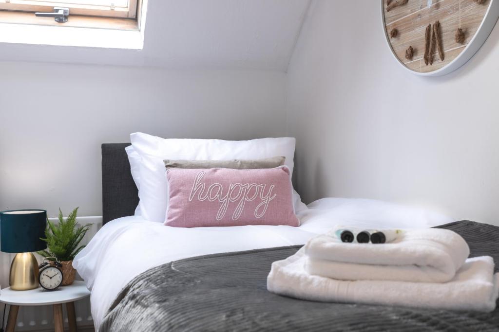 Katil atau katil-katil dalam bilik di Chichester retreat house with free parking