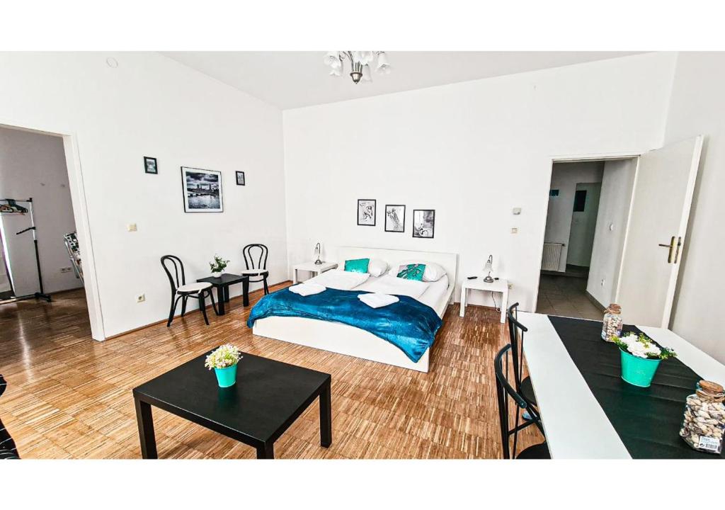 una camera con letto, tavolo e sedie di 4 Charming Apts. Perfect for 19 persons (6BRs) a Vienna