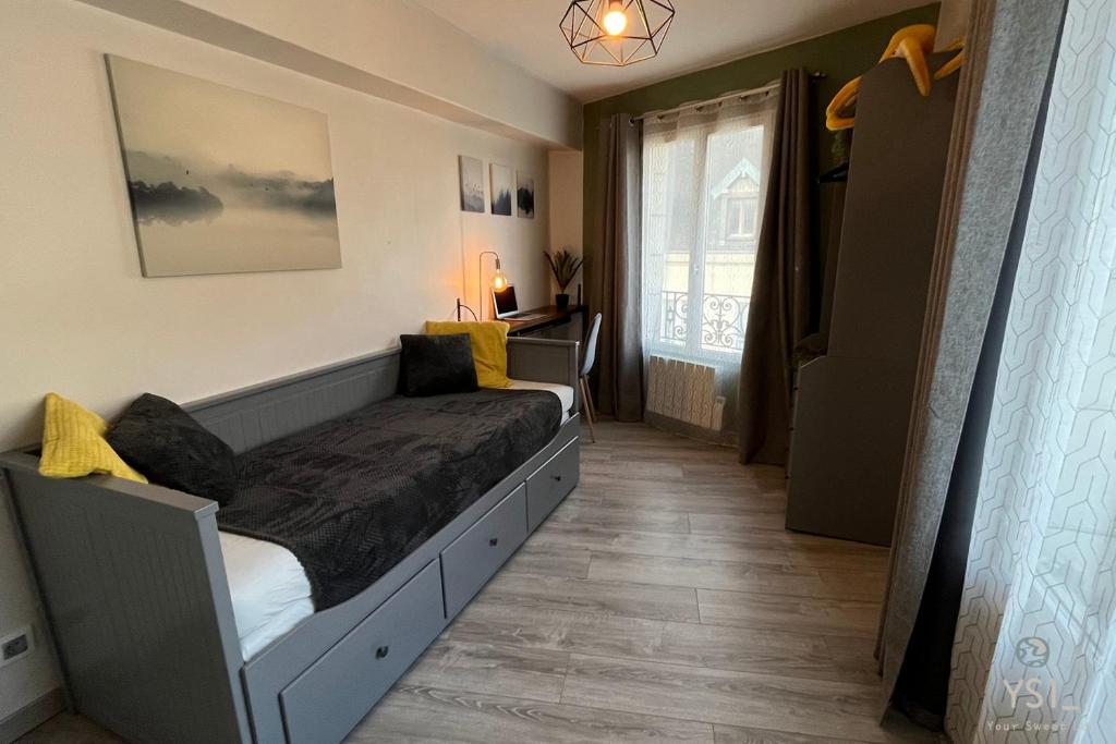 1 dormitorio con 1 cama en una habitación con ventana en Le Saint-Antoine par Your Sweet Loc en Compiègne