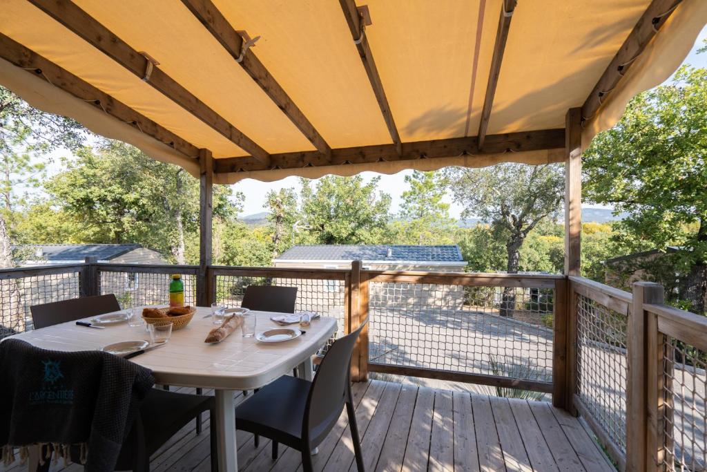 Balkón nebo terasa v ubytování Camping Sunelia L'Argentière
