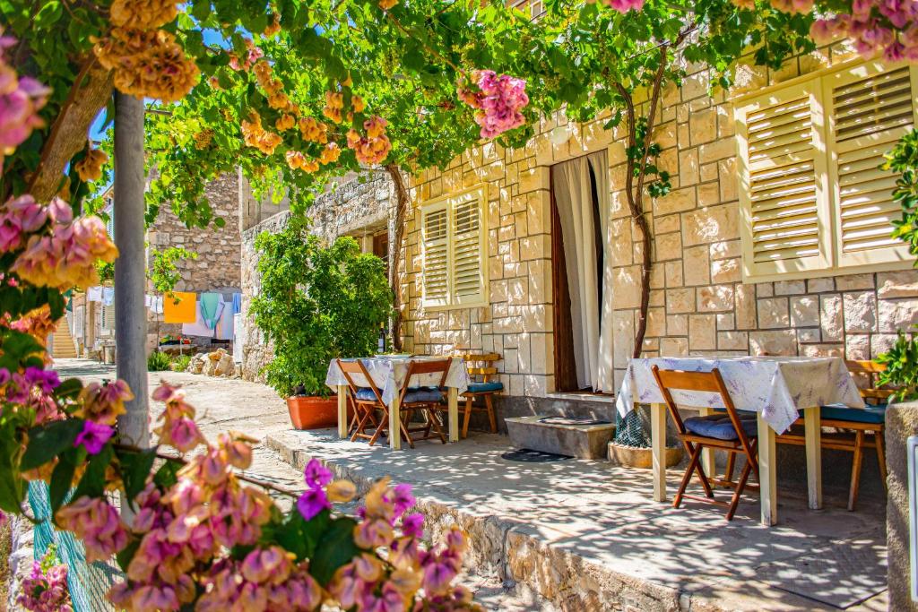 En have udenfor Stone House Dioniz