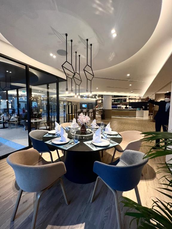 Centara Life Hotel Bangkok Phra Nakhon - Resim 36